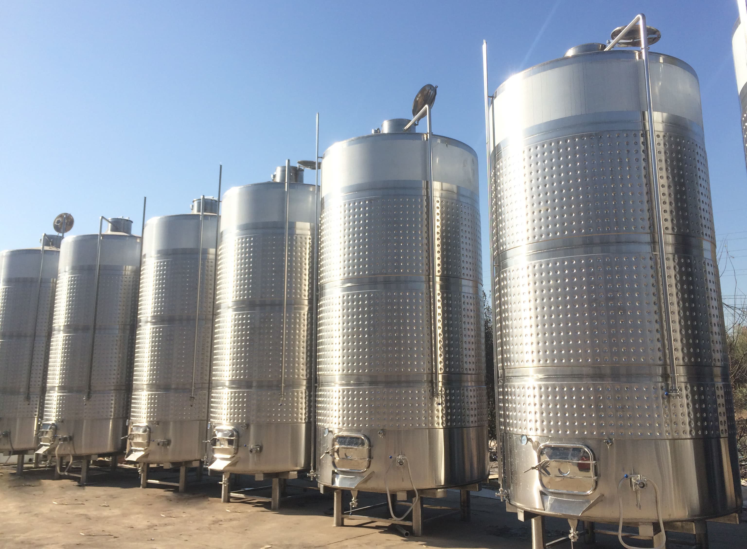 Stainless steel wine fermenter and storage tank